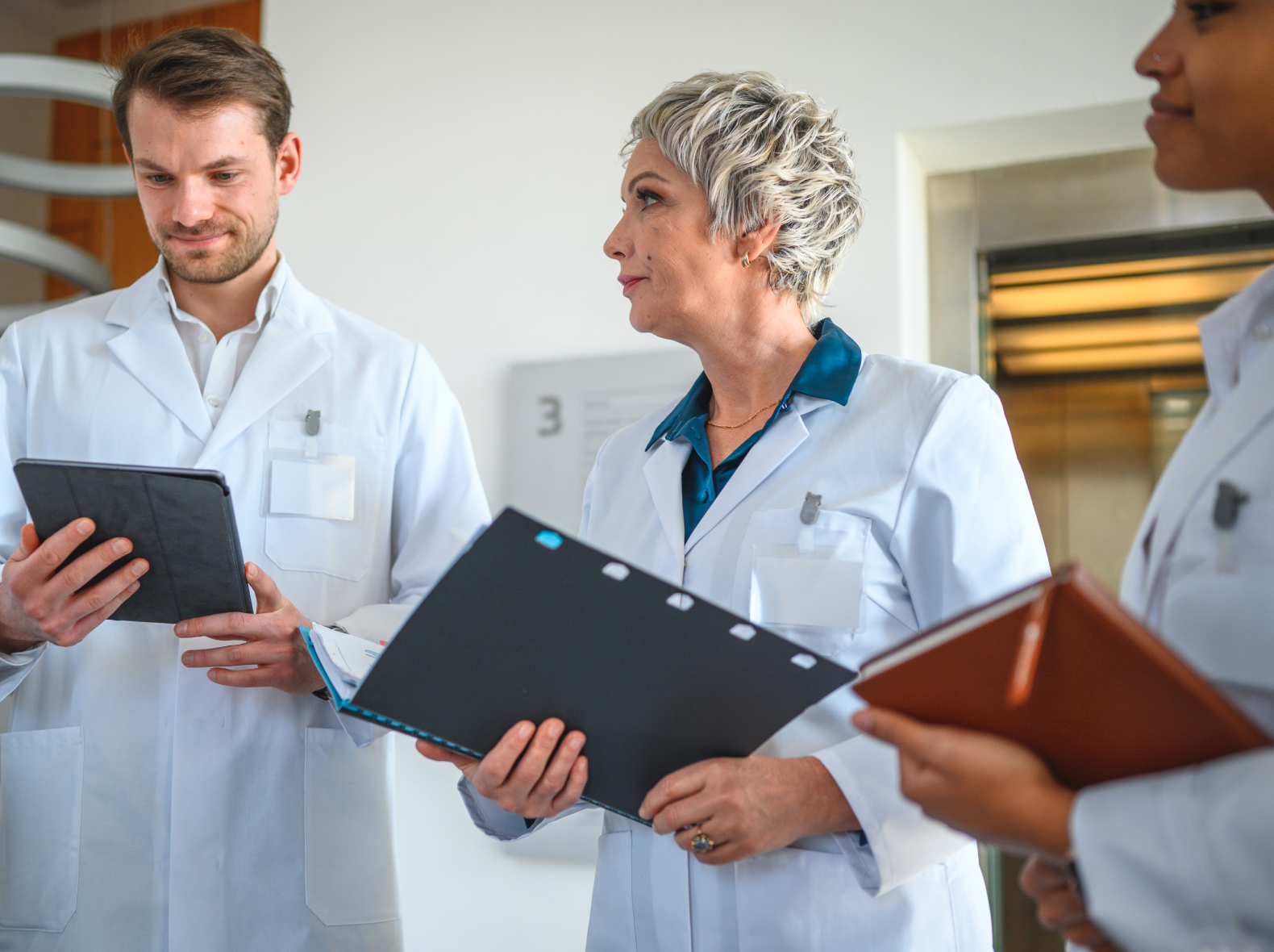 Doctors having a meeting)